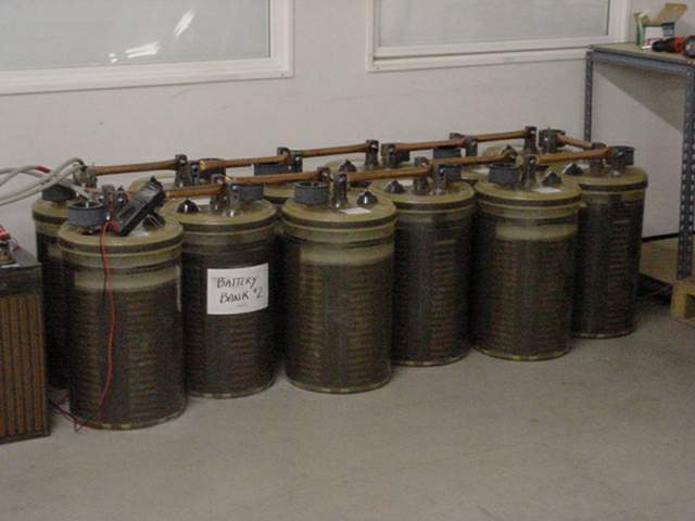 Batteries111.jpg (28328 bytes)